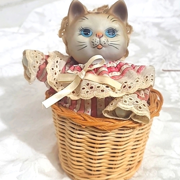 Anthropomorphic Kitten Blue eyes Porcelain Animated Music Box Basket Pink White - Picture 1 of 6